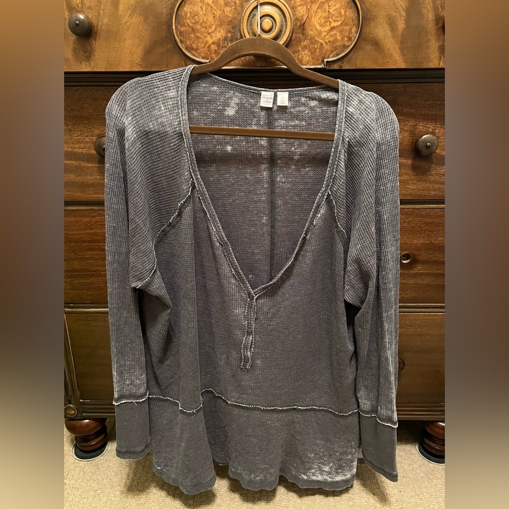 Melrose & Market burnout gray factory distressed long  v neck sleeve top 2X